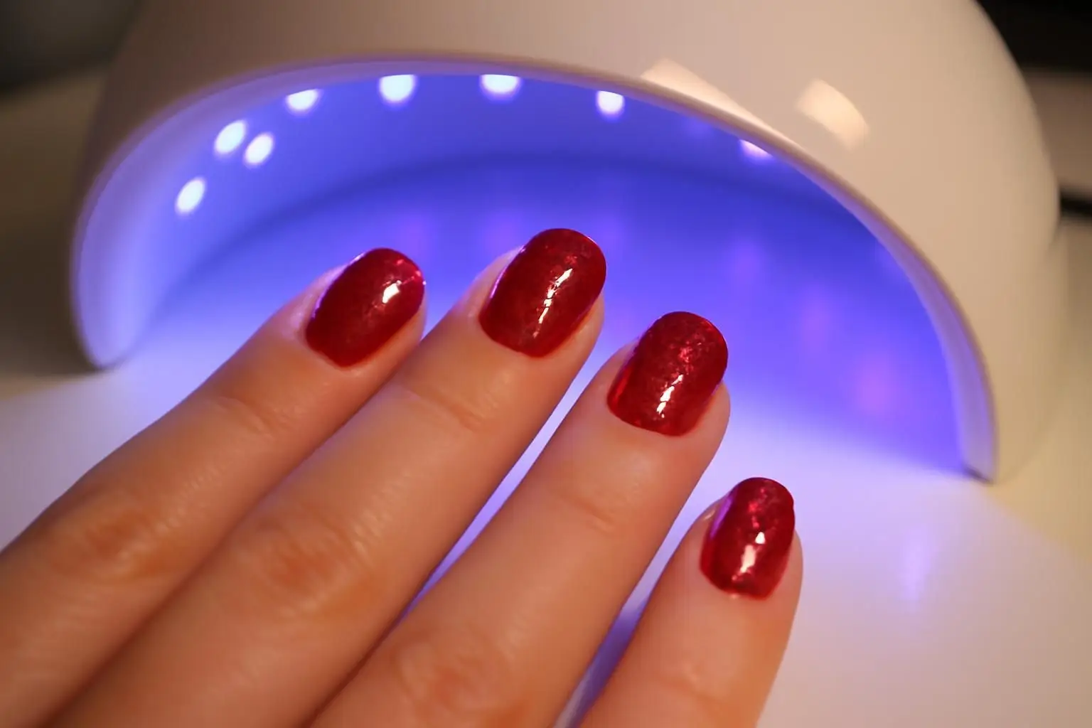 Découvrez 5 méthodes efficaces pour enlever facilement le vernis semi-permanent à la maison, sans abîmer vos ongles.