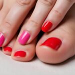 découvrez le look audacieux d'anne hathaway avec sa manucure-pédicure en duo rose et rouge qui fait sensation.